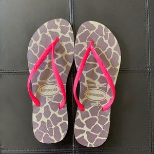 Havaianas sandals giraffe printed pink, and brown flip-flops in size 9/10W